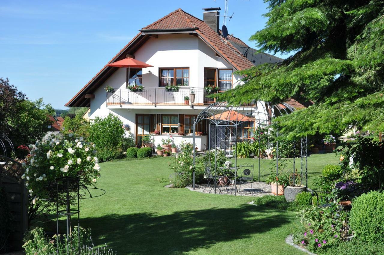 Ferienwohnung Im Rosengarten Ebenweiler Luaran gambar